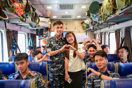 Chiến sĩ diễu binh được tặng gấu bông, bùi ngùi chia tay Hà Nội