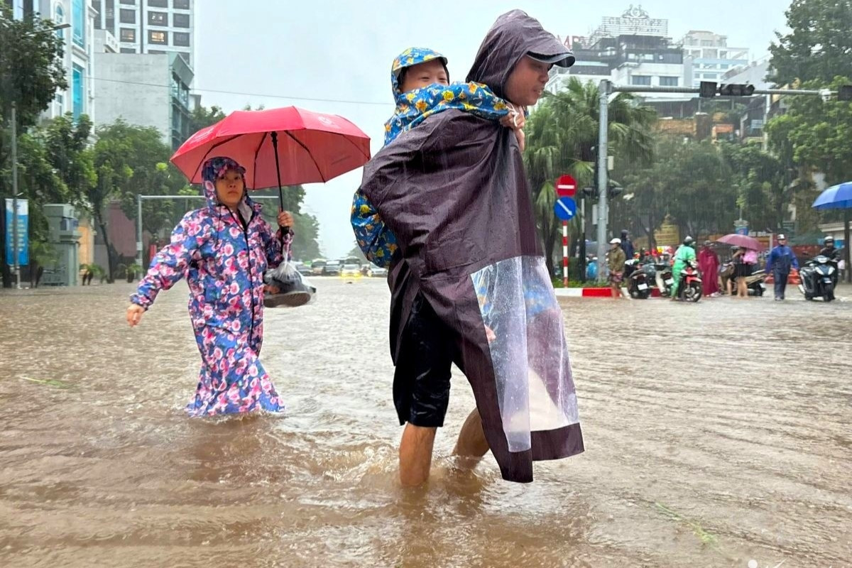 Hà Nội cho học sinh toàn thành phố nghỉ học ngày mai 1/10 vì mưa bão