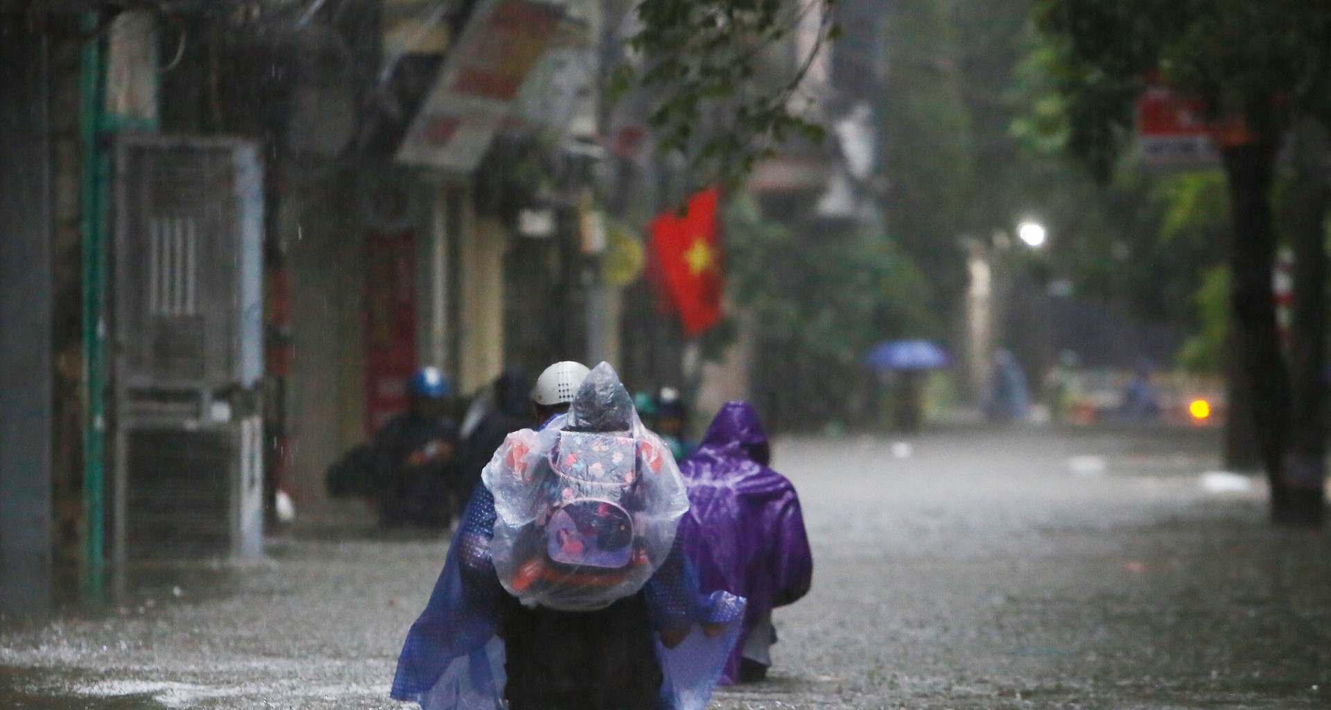 3 tiếng vượt 600m đón con đầy giông bão của bà mẹ Hà Nội