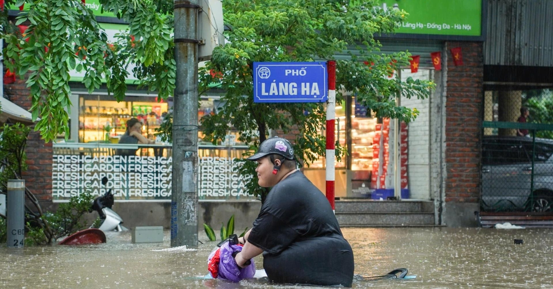 Hà Nội vẫn mưa như trút cả ngày, người dân chèo &amp;apos;thuyền xốp&amp;apos; giữa biển nước