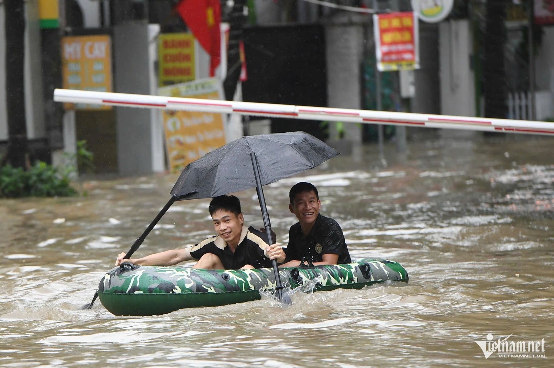 Bản tin trưa 30/9: Người Hà Nội dò dẫm, chèo thuyền phao trong cơn mưa xối xả