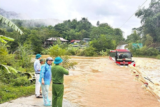 Bản tin chiều 30/9: Xe khách chở 15 người mắc kẹt giữa dòng nước lũ