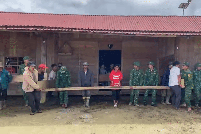 Bộ đội, công an 'hóa' thần đèn dời 6 ngôi nhà ở xã biên giới Đà Nẵng khỏi vùng sạt lở