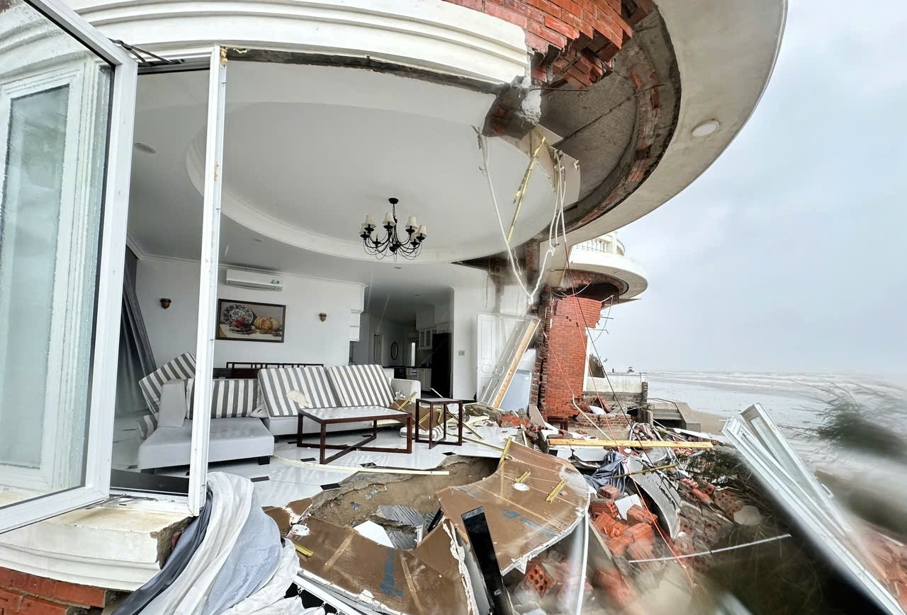 Cảnh tượng khó tin ở khu biệt thự hàng chục tỷ đồng sau bão số 10