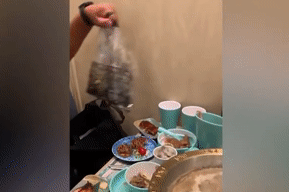 Cặp đôi nhét hải sản, thịt bò vào túi xách khi đi ăn buffet gây bức xúc