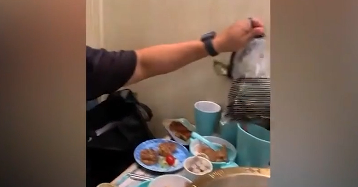 Cặp đôi nhét hải sản, thịt bò vào túi xách khi đi ăn buffet gây bức xúc