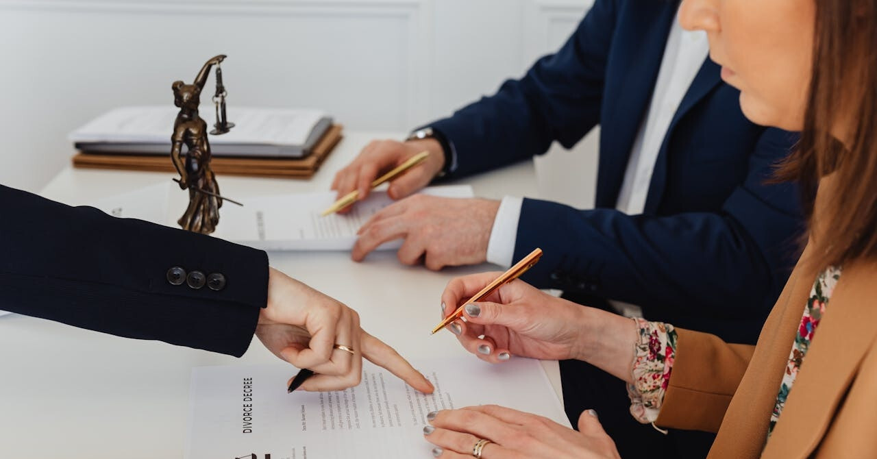 Chồng bí mật chuyển gần 50 tỷ đồng cho nhân tình trẻ, vợ U70 cay đắng ra tay