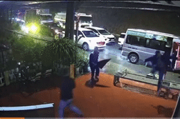 Sạt lở ở Sa Pa, bùn đất tràn kín ô tô trắng chở người nước ngoài