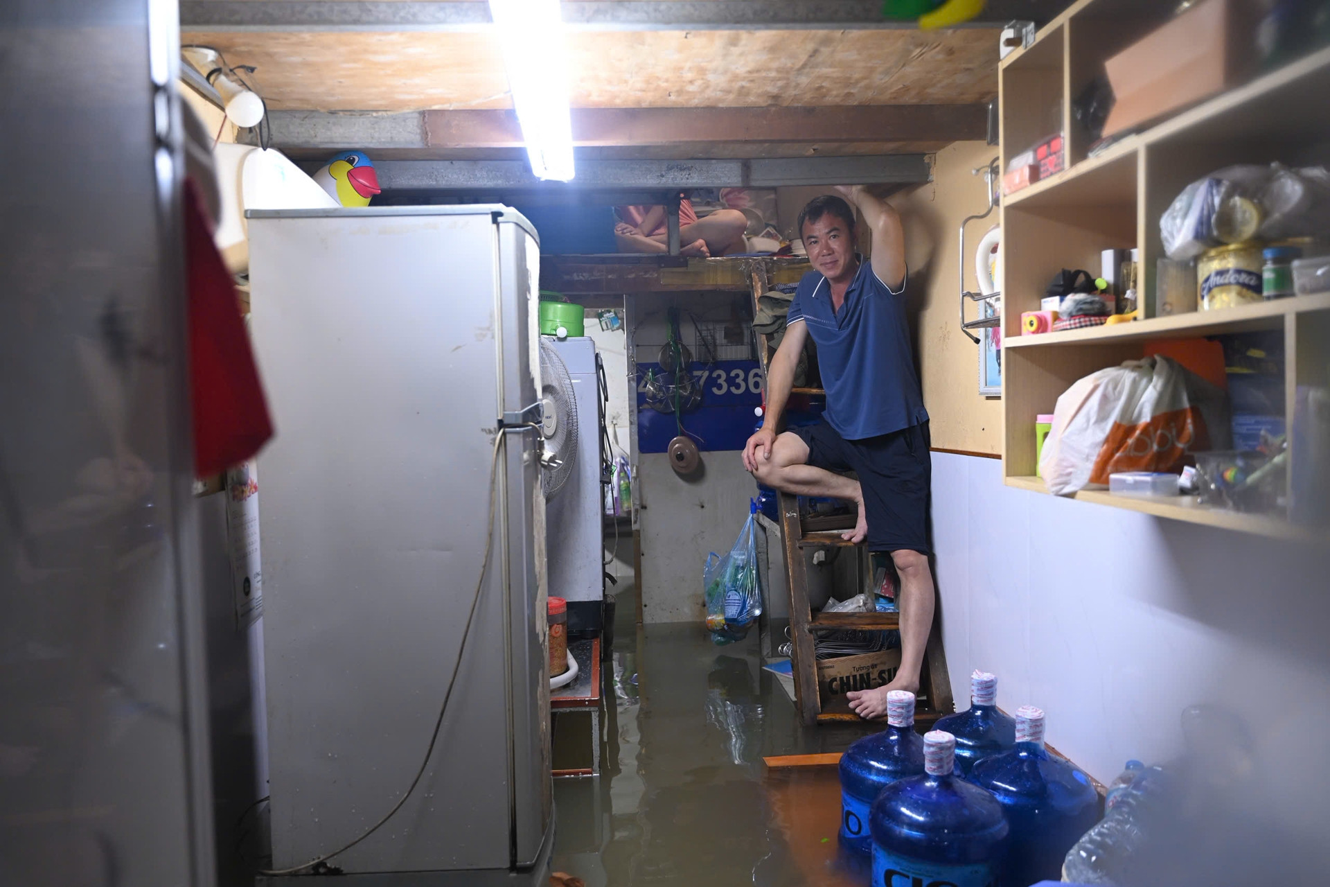 Đêm 'khó ngủ' ở con ngõ Hà Nội ngập sâu, cả nhà 7 người chen chúc trên gác xép