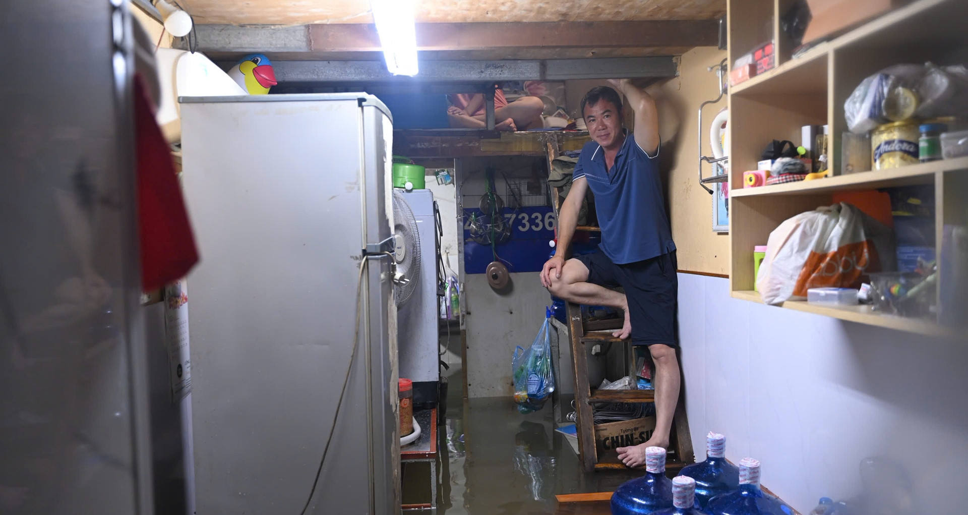 Đêm &amp;apos;khó ngủ&amp;apos; ở con ngõ Hà Nội ngập sâu, cả nhà 7 người chen chúc trên gác xép