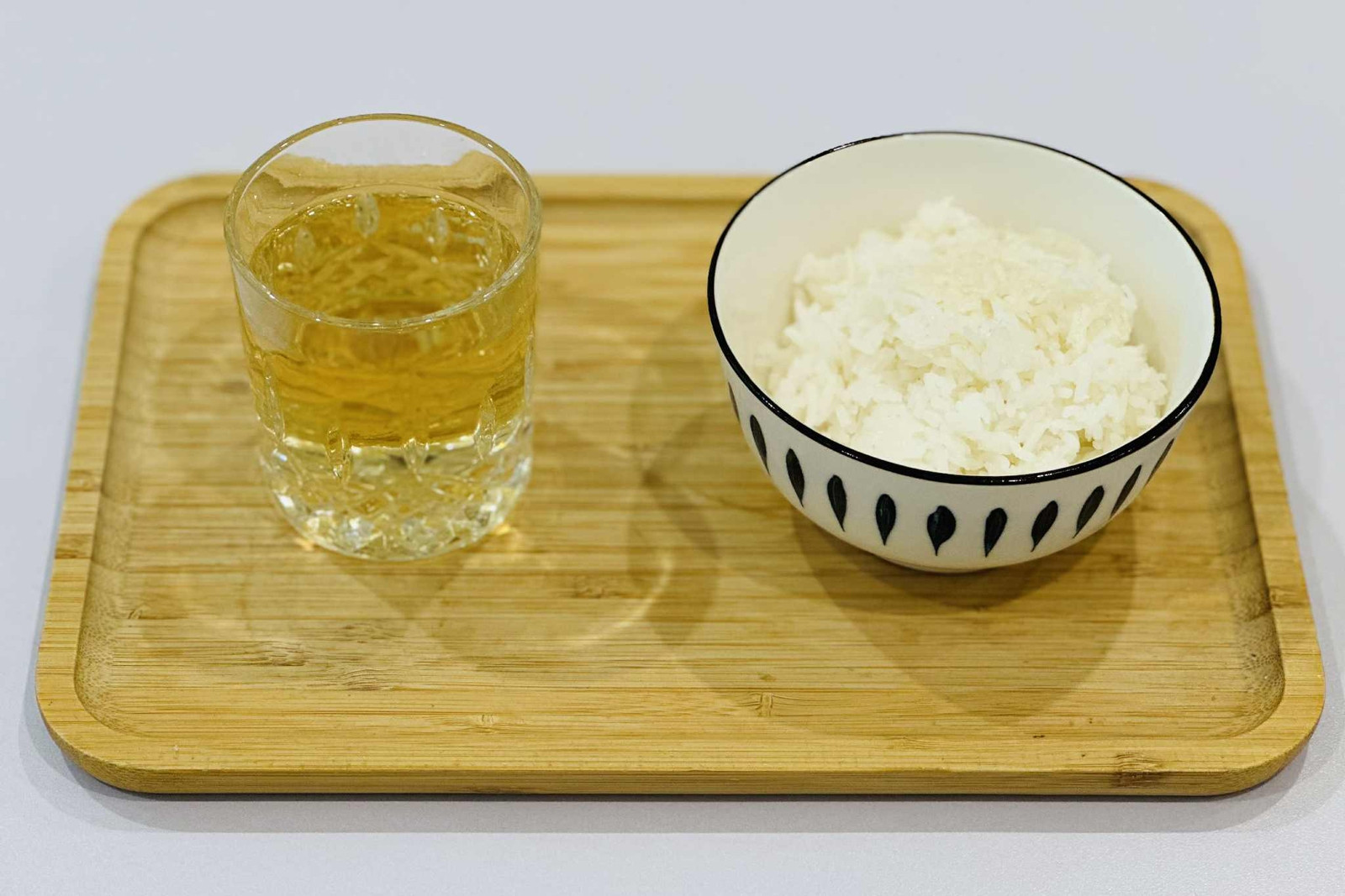 Điều gì xảy ra khi vừa ăn cơm vừa uống trà?