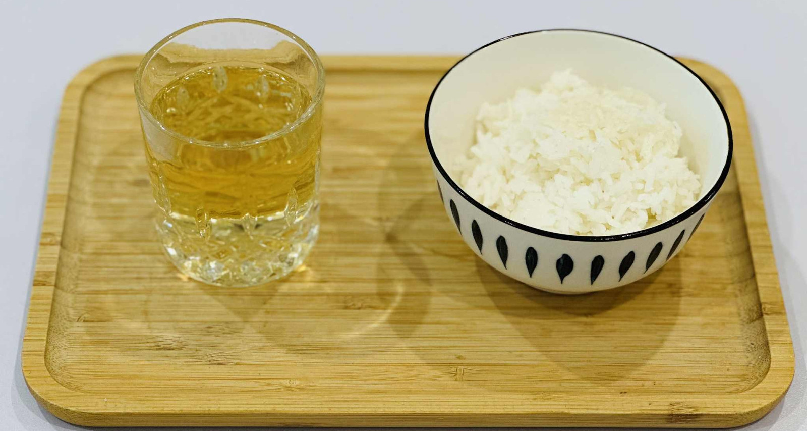 Điều gì xảy ra khi vừa ăn cơm vừa uống trà?