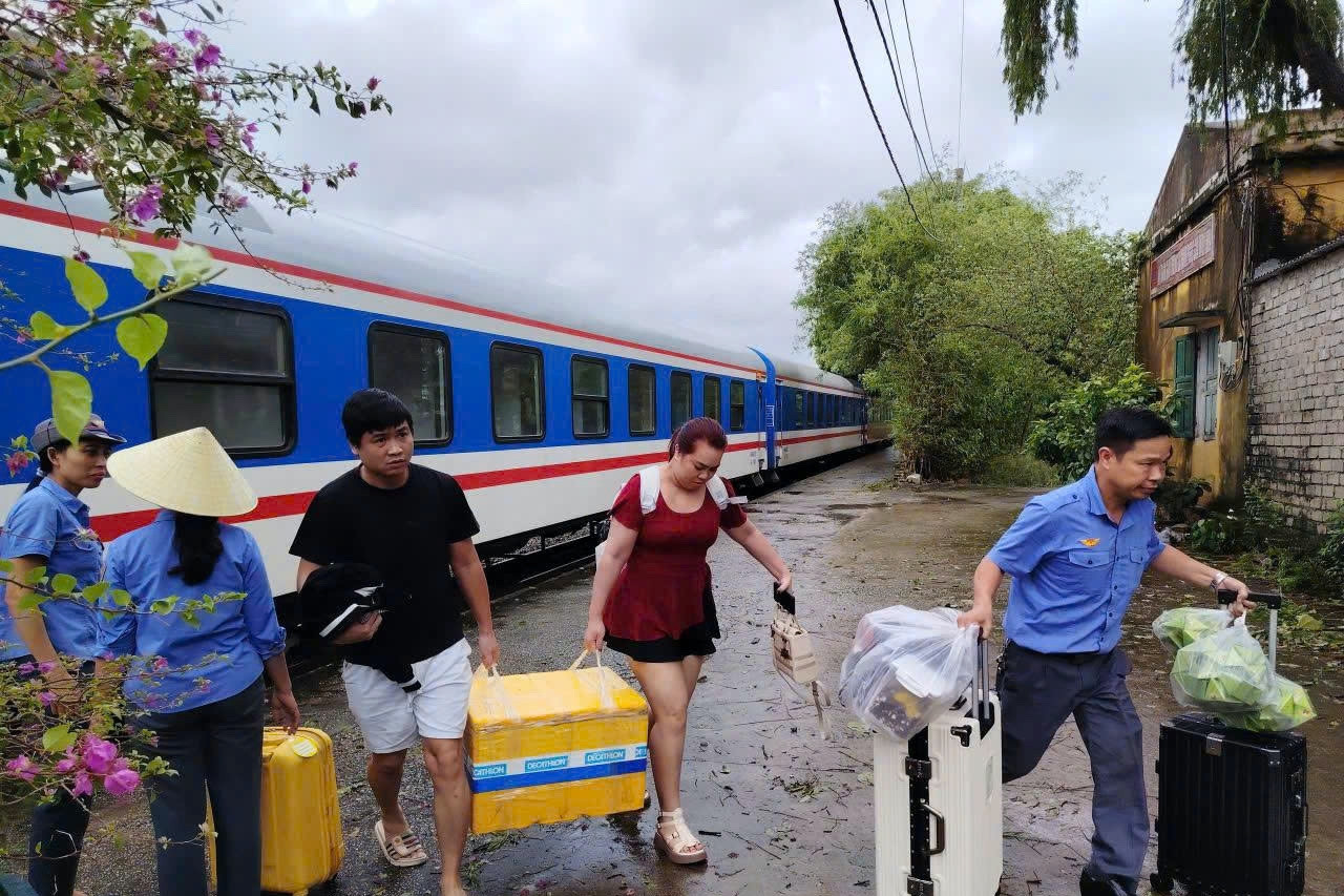 Đường sắt Bắc - Nam 'tê liệt' vì bão Bualoi, hành khách phải chuyển tải bằng ô tô