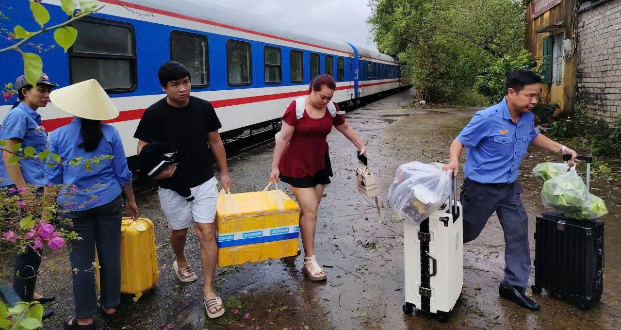Đường sắt Bắc - Nam &amp;apos;tê liệt&amp;apos; vì bão Bualoi, hành khách phải chuyển tải bằng ô tô