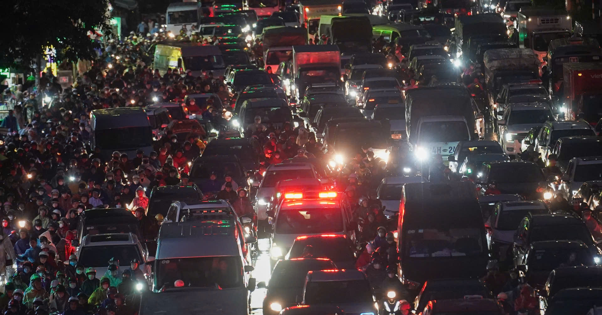 Gần giờ cơm tối, hàng nghìn phương tiện vẫn &amp;apos;chôn chân&amp;apos; trên đường Nguyễn Trãi, Hà Nội