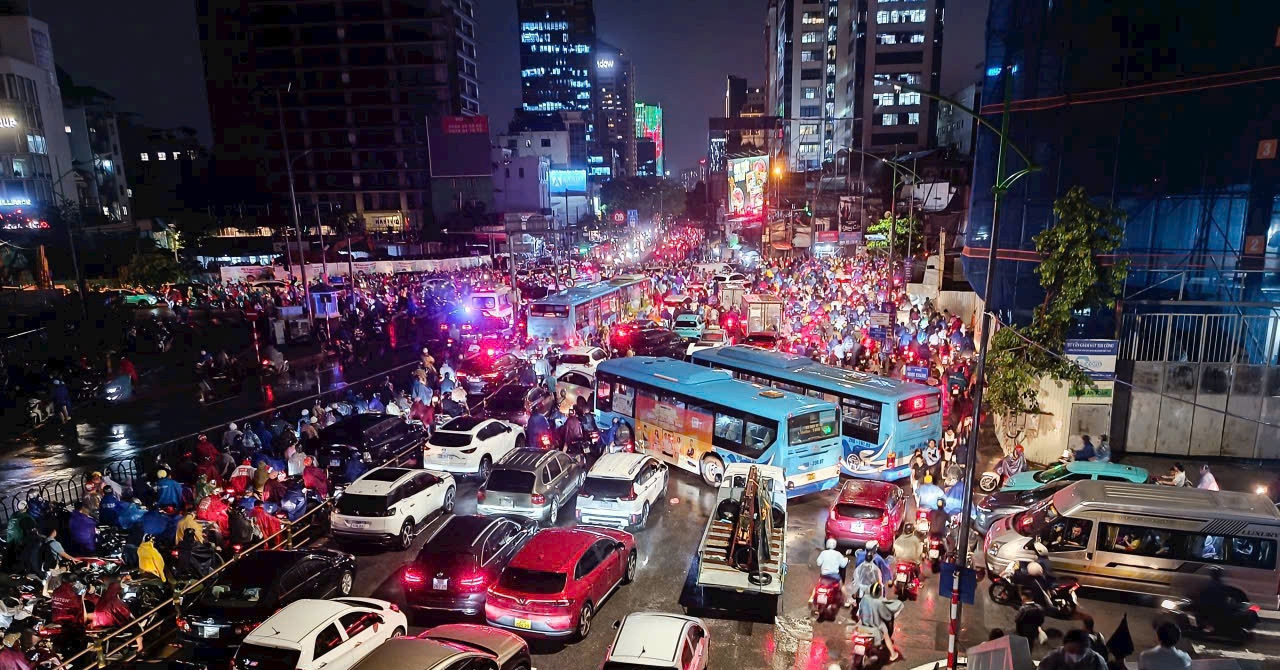 Gần giờ cơm tối, hàng nghìn ô tô vẫn &amp;apos;chôn chân&amp;apos; trên đường Nguyễn Trãi, Hà Nội