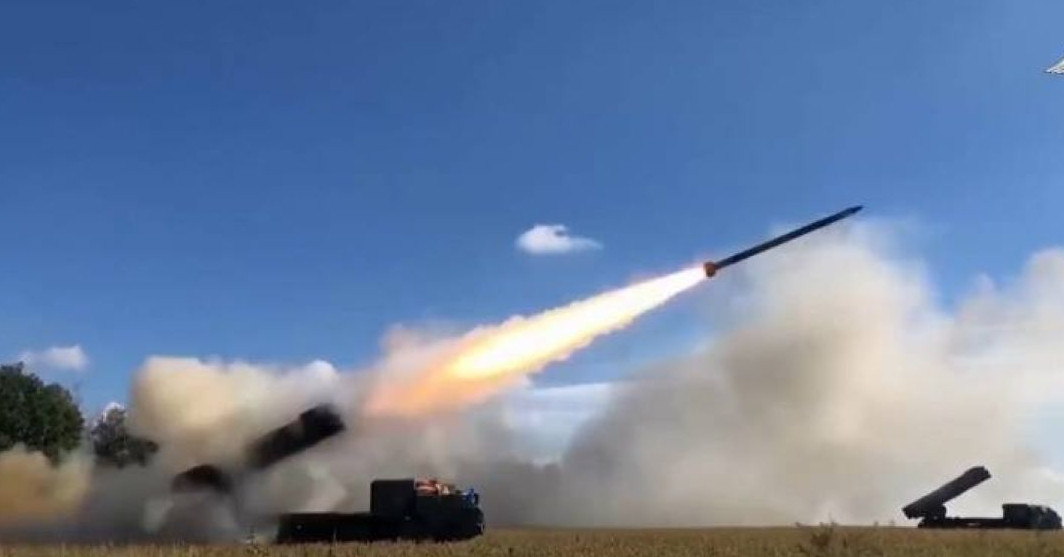 Siêu pháo phản lực Sarma 300mm mới, công nghệ GPS/GLONASS đỉnh cao, ‘bách phát bách trúng’