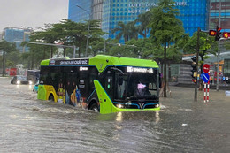 Hà Nội đang 'thất thủ' trong cơn mưa kéo dài nhiều giờ