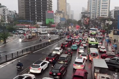 Hà Nội mưa lớn kèm ngập úng, xe máy, ô tô 'chôn chân' chờ di chuyển