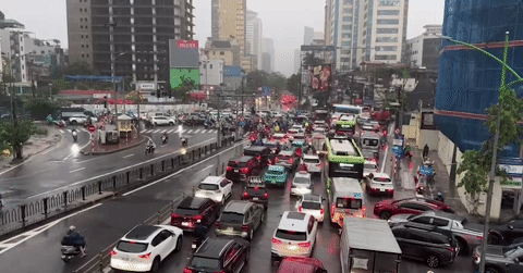 Hà Nội mưa lớn kèm ngập úng, xe máy, ô tô &amp;apos;chôn chân&amp;apos; chờ di chuyển