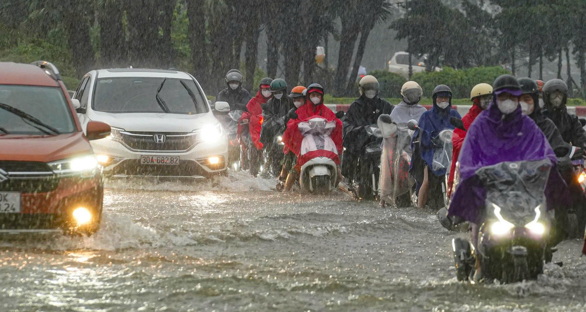 Hà Nội mưa xối xả, các ngả đường trung tâm thành phố chìm trong biển nước