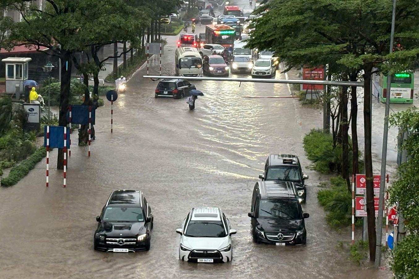 Hà Nội ngập giữa mênh mông biển nước, nhiều tuyến đường không thể di chuyển