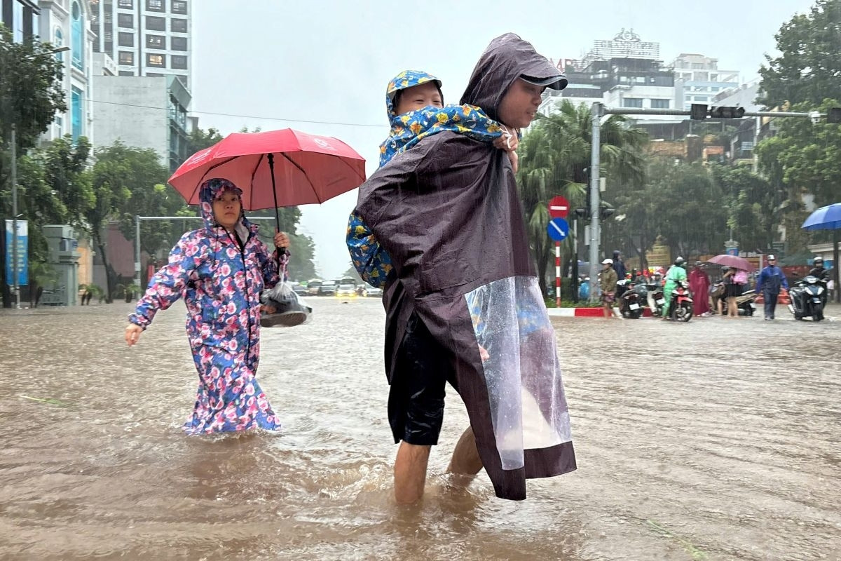 Hà Nội ngập khắp các ngả đường, phụ huynh rối bời tìm cách đón con tan trường