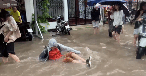Hà Nội &amp;apos;phố như sông&amp;apos;, người dân dựng rào cản nước, bệnh nhân lội ngập vào viện