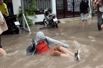 Hà Nội 'phố như sông', người dân dựng rào cản nước, bệnh nhân lội ngập vào viện