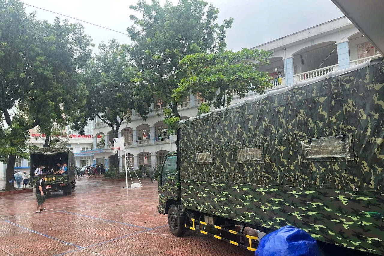 Hà Nội: Quân đội điều xe đến trường chở học sinh thoát điểm ngập sâu