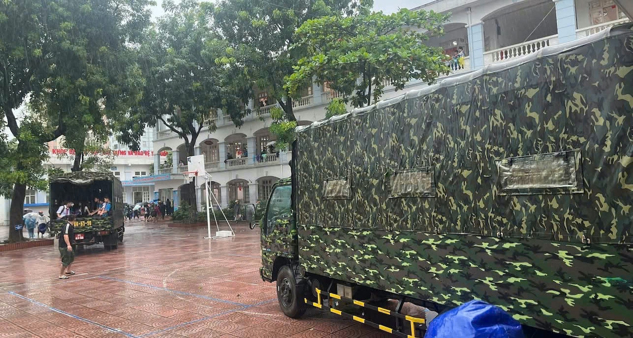 Hà Nội: Quân đội điều xe đến trường chở học sinh thoát điểm ngập sâu