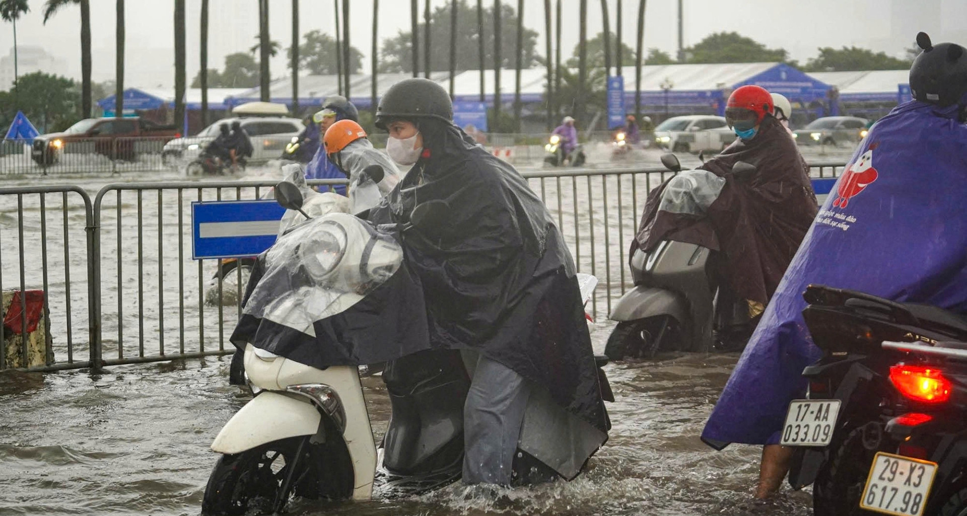 Hà Nội tiếp tục mưa lớn xối xả trong 4 giờ tới, nguy cơ ngập úng khắp nơi