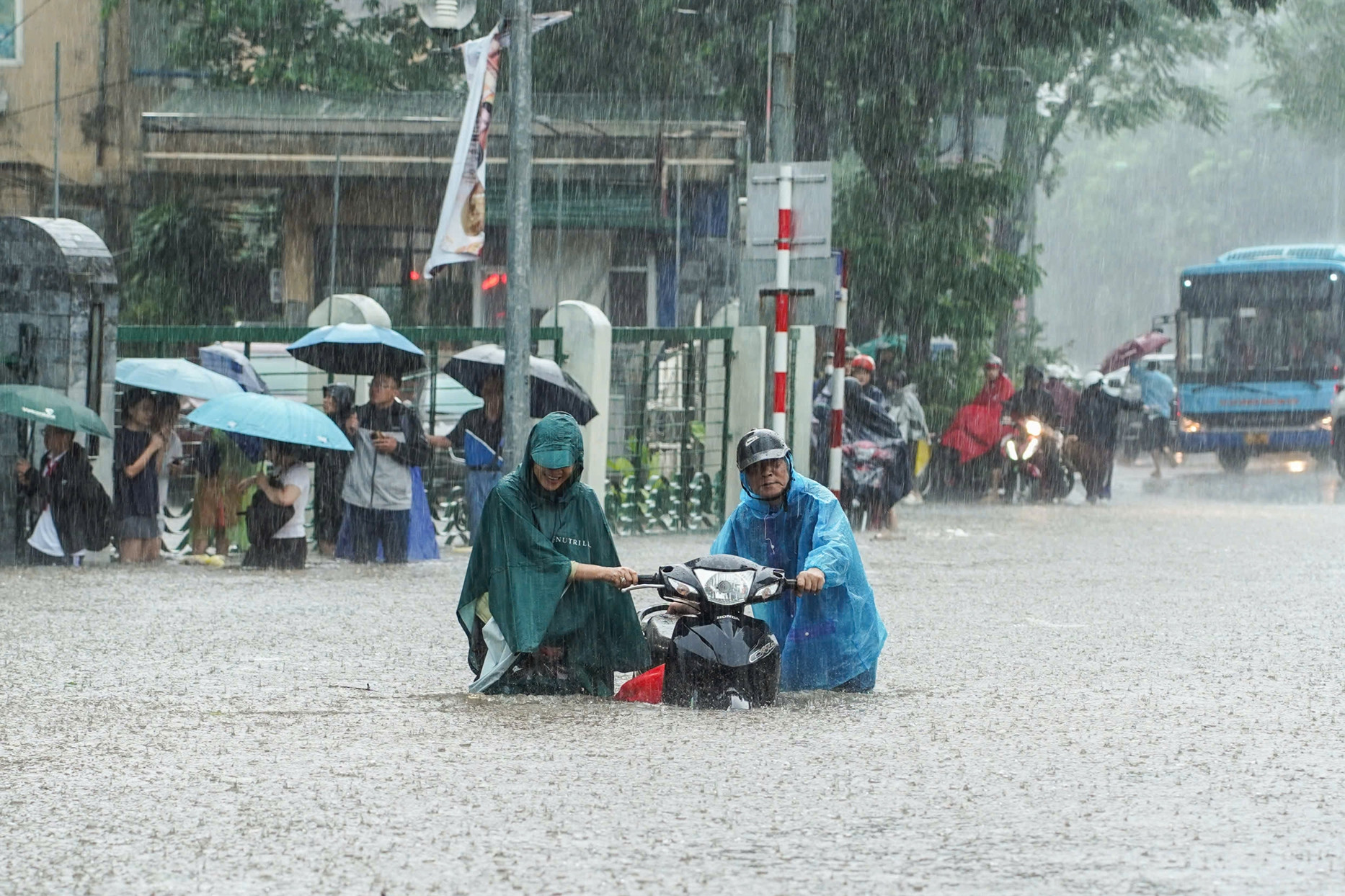 Hà Nội tiếp tục mưa lớn xối xả trong 4 giờ tới, nguy cơ ngập úng khắp nơi