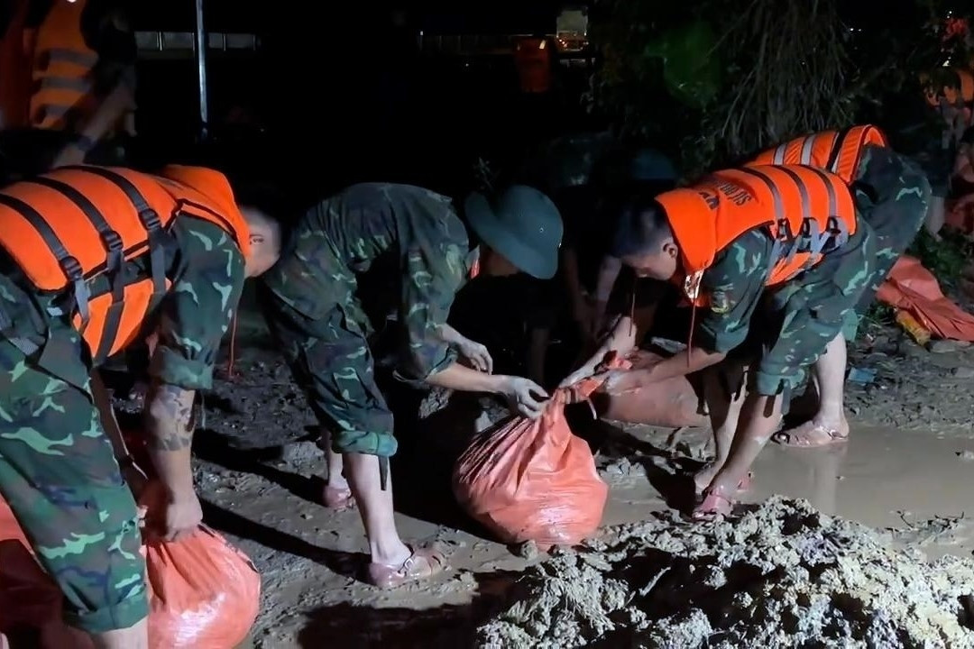 Hàng trăm người xuyên đêm khắc phục sự cố tràn 1.500m đê ở Thanh Hóa