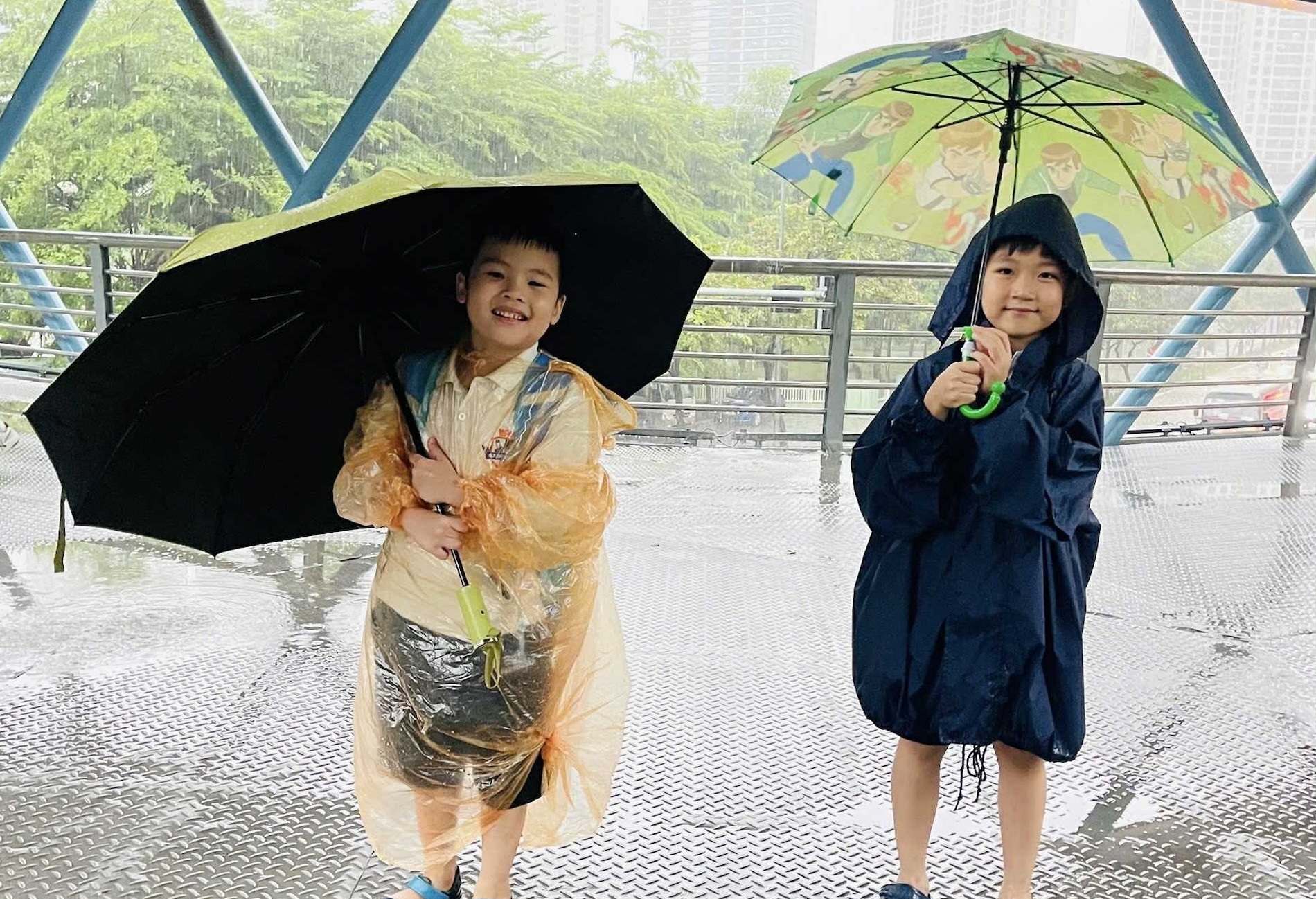 Học sinh được ăn tối và ngủ tại trường khi Hà Nội ngập trong 'biển nước'