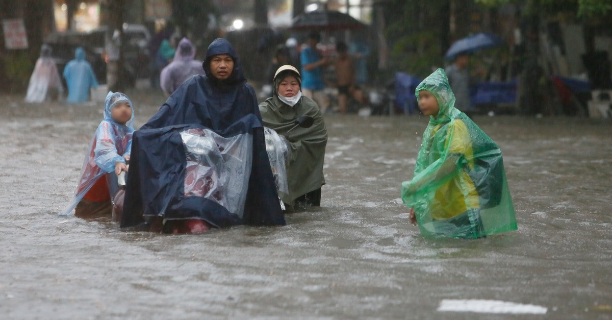 Cả nhà bì bõm dắt xe tìm đường về nhà, càng lội nước càng ngập sâu