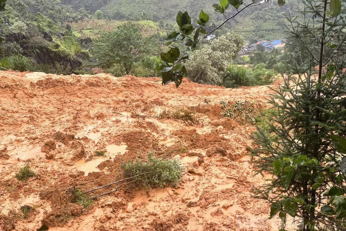 Ngôi nhà có 7 người bị cuốn trôi sông, 4 người mất tích