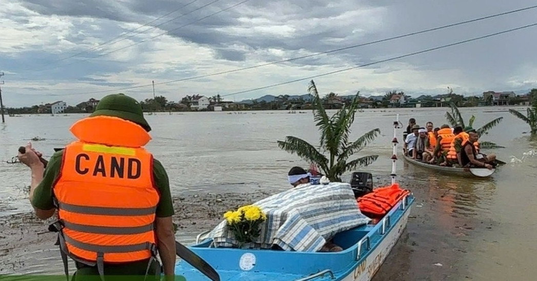 Lũ dồn về sau bão số 10, công an dùng xuồng đưa thi thể cụ bà đi hoả táng