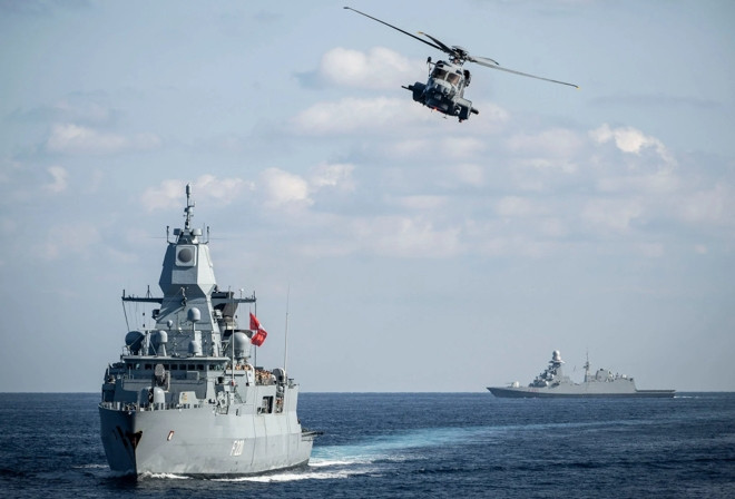 Máy bay quân sự Nga bị tố liên tiếp áp sát các chiến hạm NATO