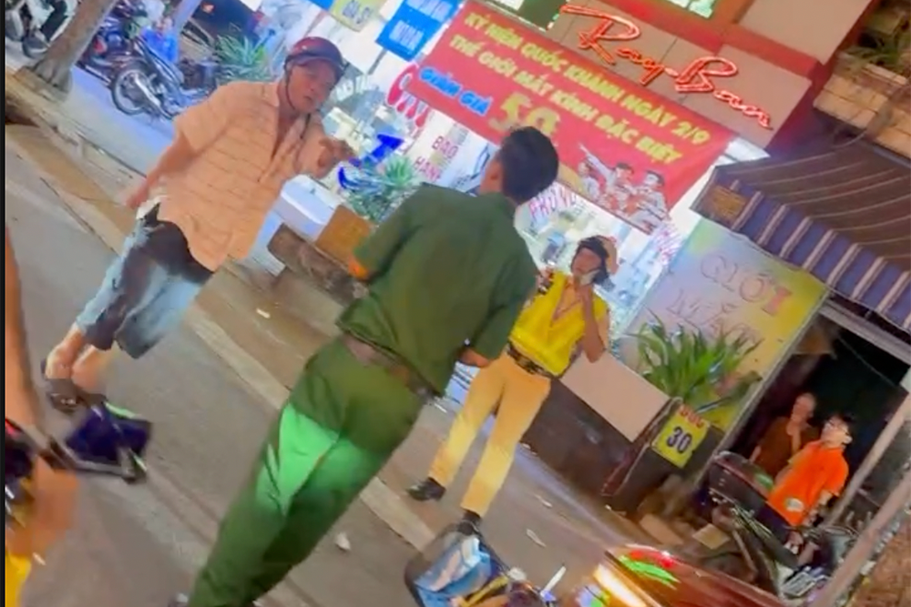 Người đàn ông say xỉn chống đối CSGT, làm một thanh niên xung phong bị thương