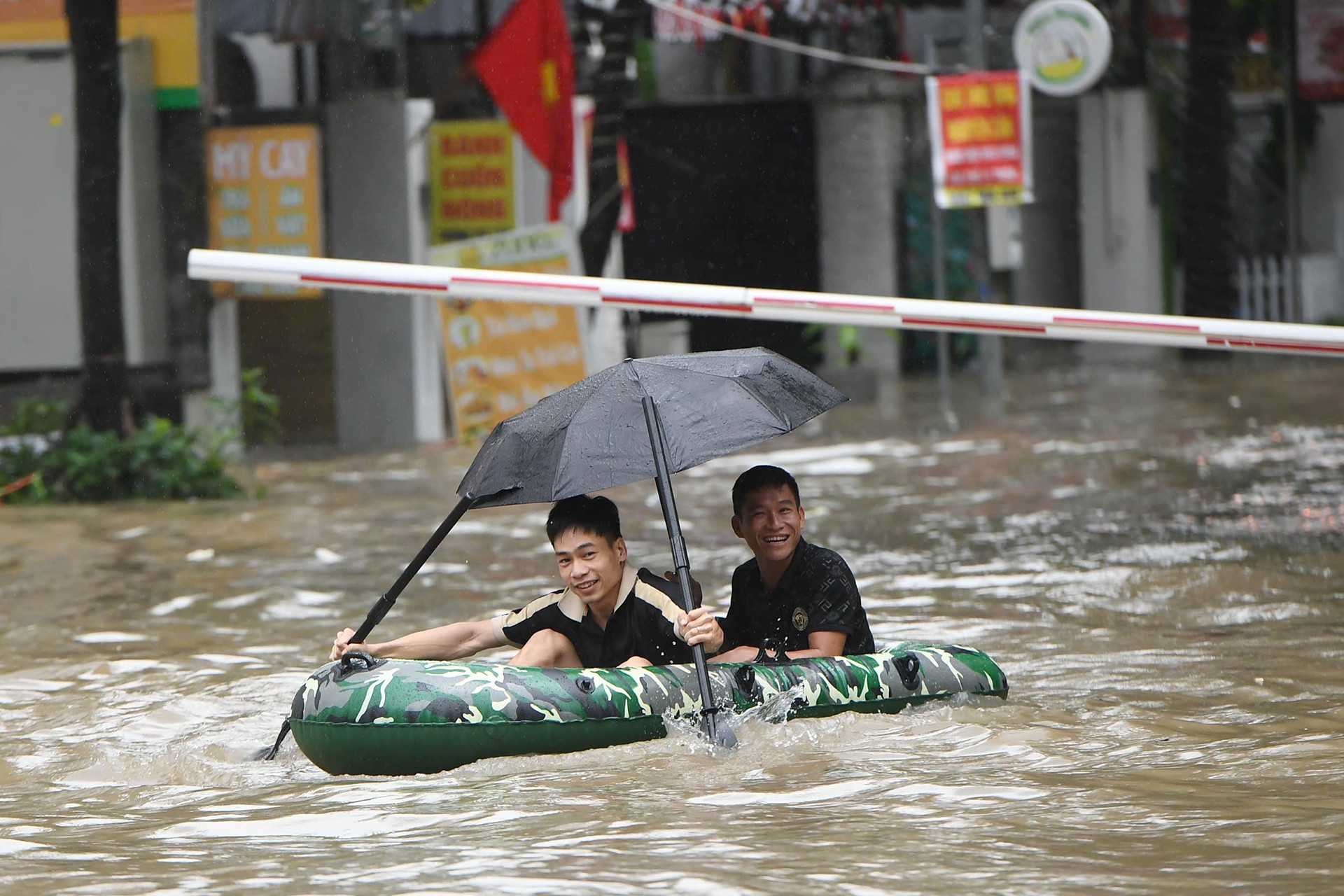 Người Hà Nội dò dẫm tìm đường, chèo thuyền phao trong cơn mưa xối xả
