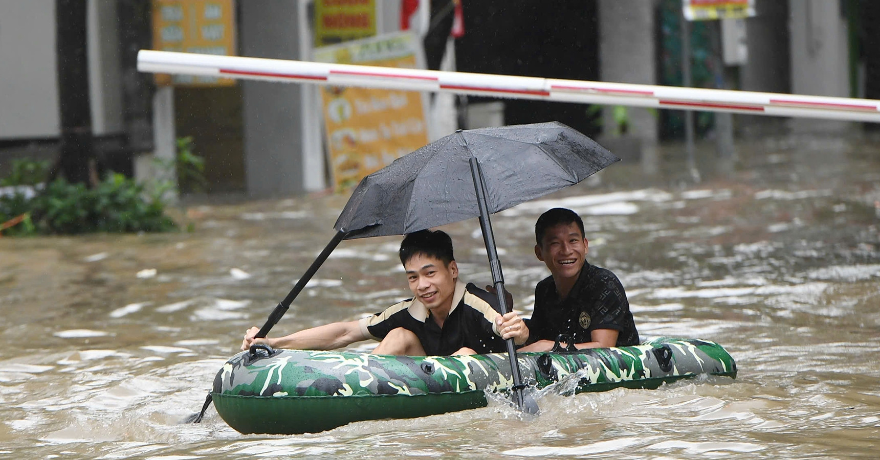 Người Hà Nội dò dẫm tìm đường, chèo thuyền phao trong cơn mưa xối xả