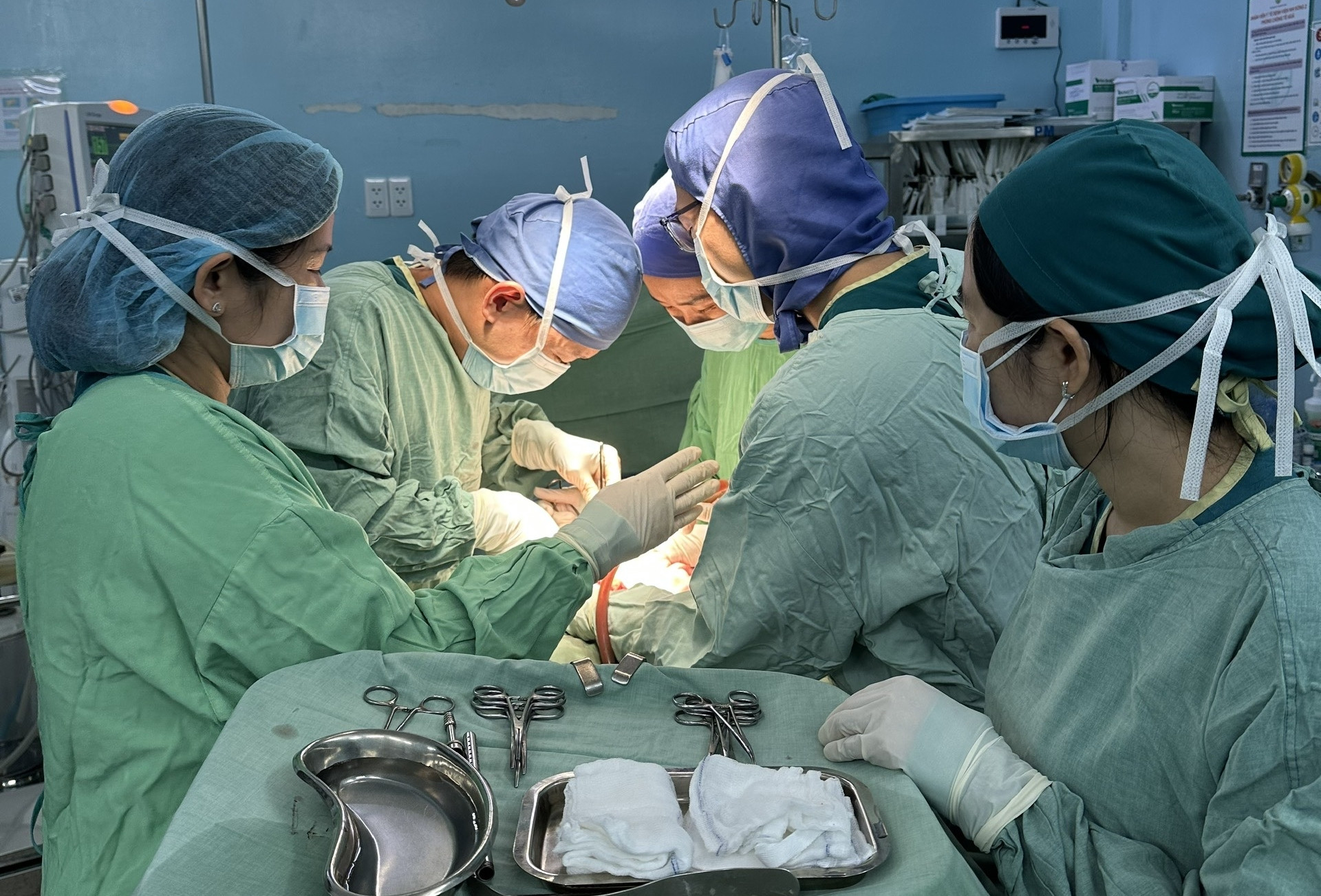 Nhánh cây dài 16cm nằm trong bụng bé gái suốt 4 tháng