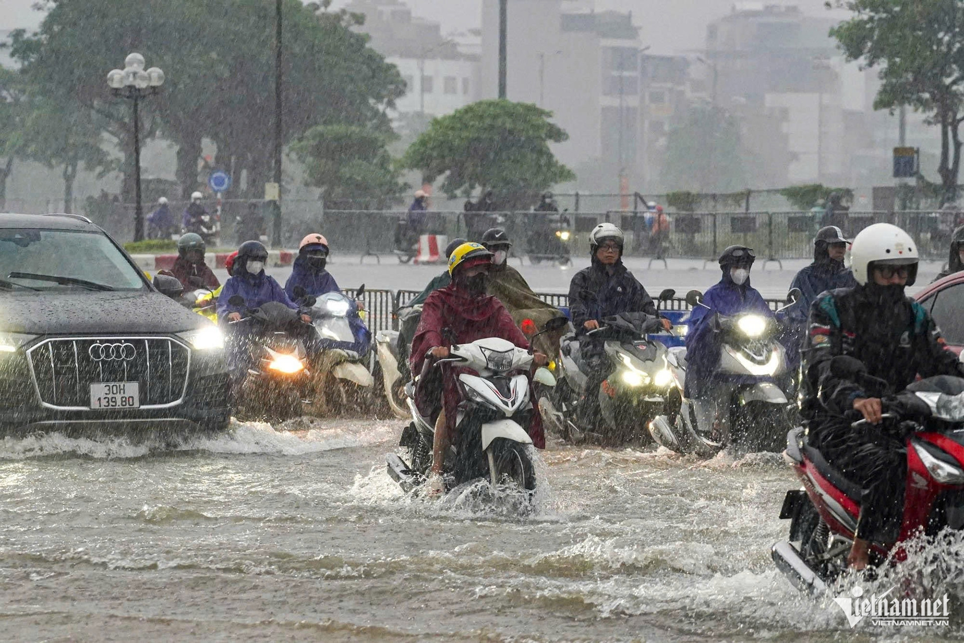 Nhiều trường ở Hà Nội cho học sinh nghỉ học vì mưa lớn sau bão Bualoi