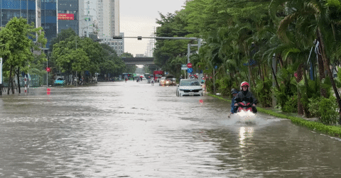 Nhiều tuyến phố &amp;apos;mênh mông biển nước&amp;apos;, người dân Hà Nội rẽ sóng vượt ngập