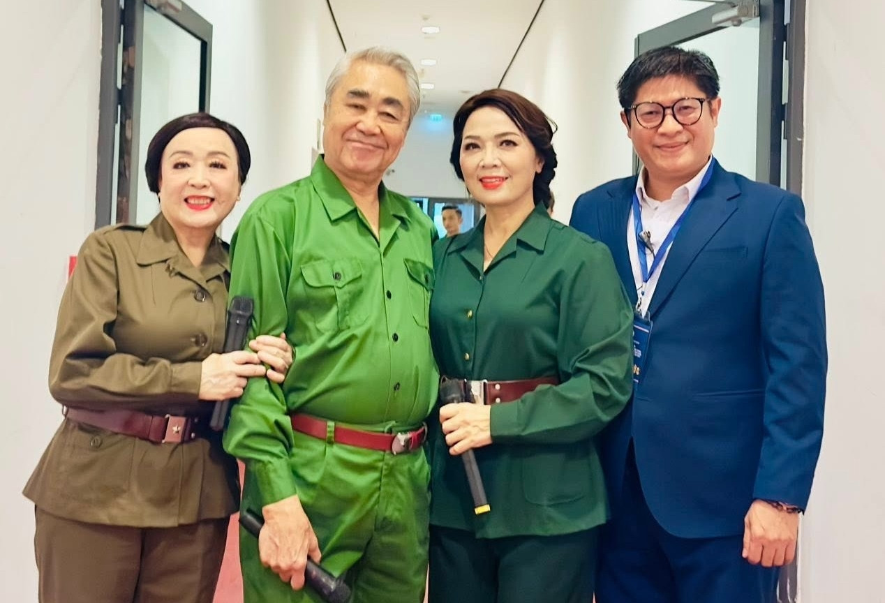 NSND Thu Hiền khoác tay tình cảm với NSND Quang Thọ, không nhận ra ca sĩ Anh Thơ