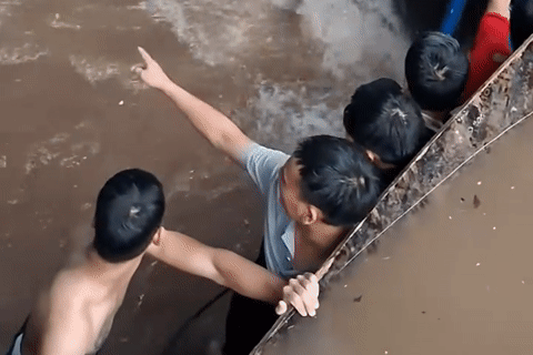 Nước chảy như thác vào hầm chung cư ở Hà Nội, người dân bất lực dùng ván ngăn