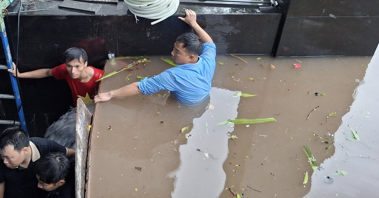 Nước chảy như thác vào hầm chung cư ở Hà Nội, người dân bất lực dùng ván ngăn