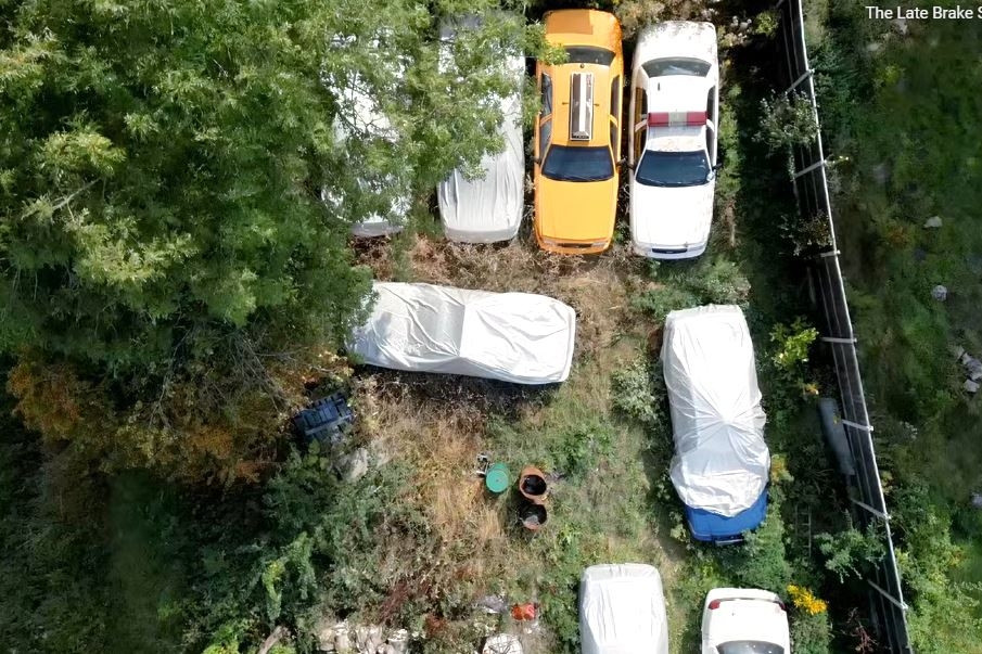 Phát hiện 'nghĩa địa' xe cảnh sát Mỹ bị bỏ hoang giữa cánh đồng