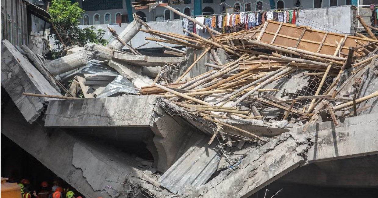 Sập trường học ở Indonesia, nhiều người bị chôn vùi dưới đống đổ nát